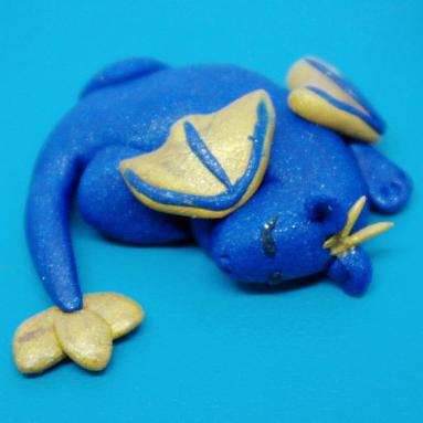 Figurine Miniature dragon bleu endormi pâte polymer fimo cernit | hoshimagu.com