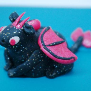 Figurine Miniature dragon noir paillette rose assis pâte polymer fimo cernit | hoshimagu.com